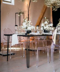 Schwarzer Holztisch im skandinavischen Design für Event und Hochzeit