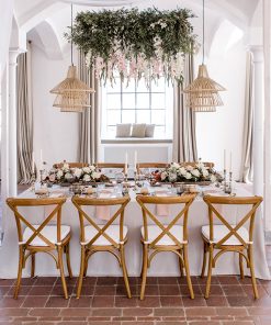 Der braune Crossback Chair aus Holz, mit Kissen absolut bequem für das nächste Event.