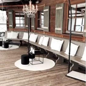 Das Lampengestell Leona sorgt mit einem Kronleuchter zum Mieten für eine besondere Stimmung in den Bergen