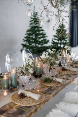 Elegante Tischdekoration für eine festliche Weihnachtsfeier